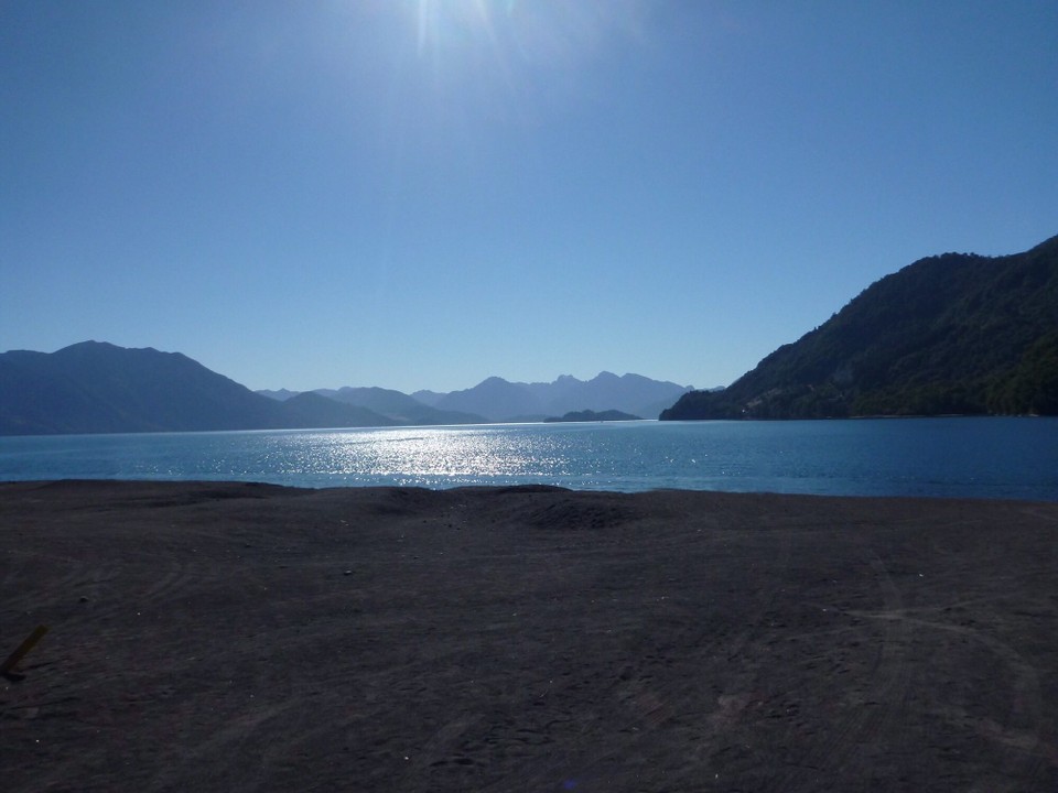 Chile - Puerto Montt - Lago Todos los Santos der „Allerheiligensee“ lädt am Ufer zum Spaziergang ein. 