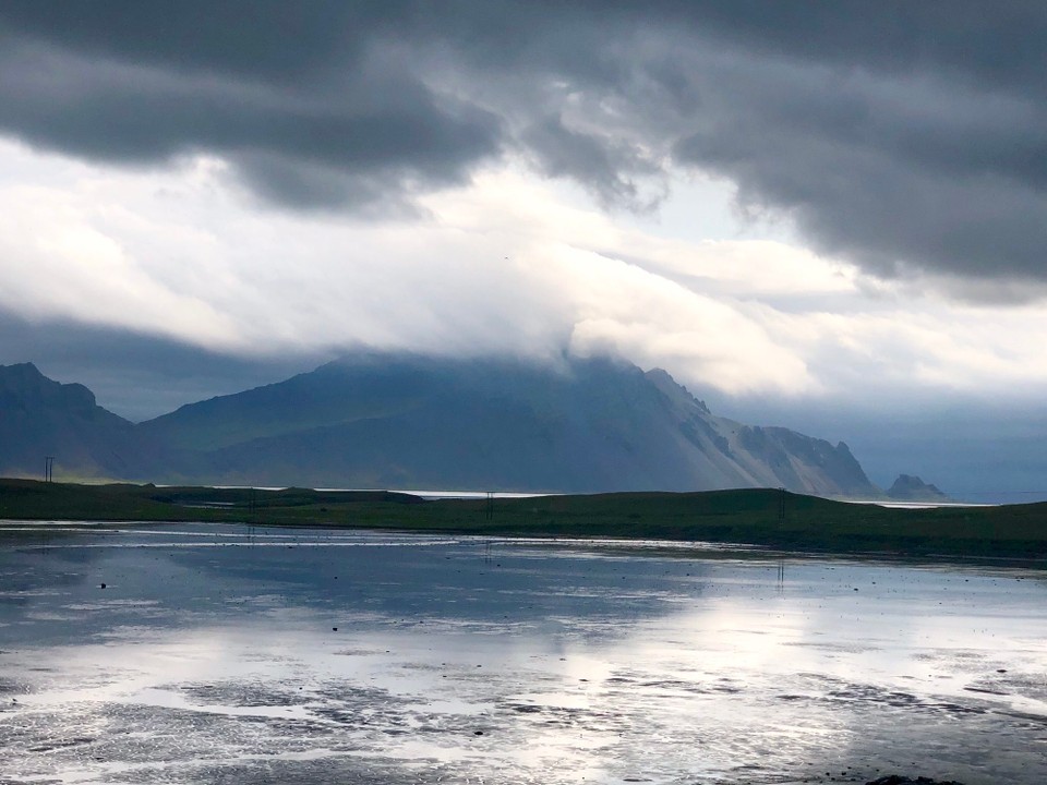Island - Höfn - Auch schon sehr schön. Das Vestrahorn von schräg hinten.