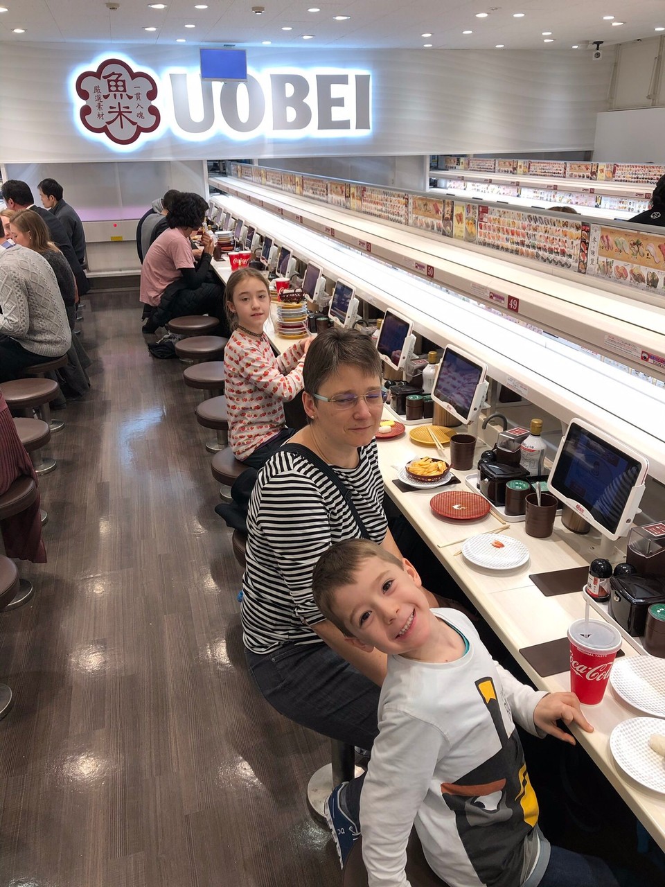 Japan - Shibuya-Ku - Zum  Mittagessen gibt es Sushi bei Uobei.