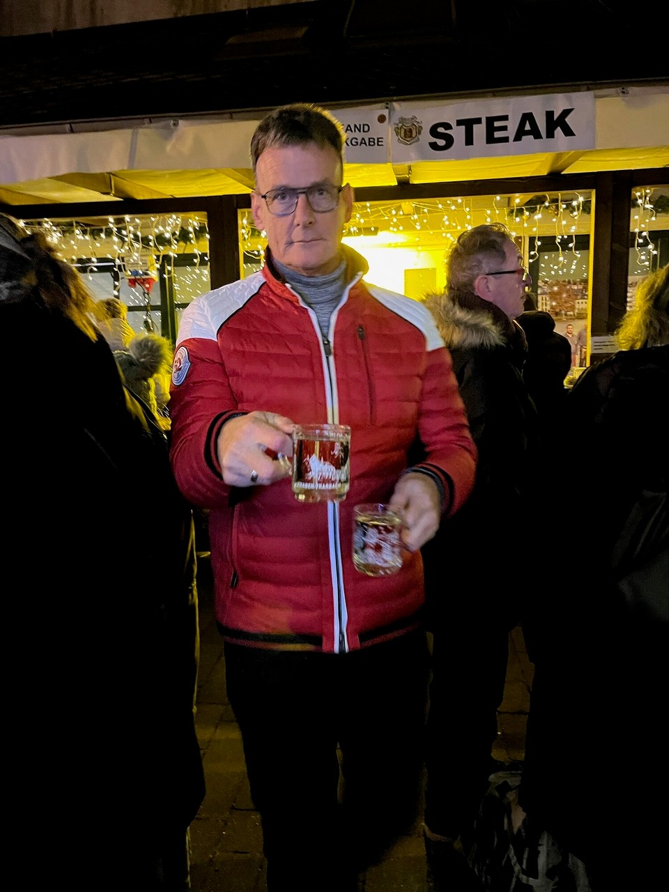Deutschland - Traben-Trarbach - Wie es auf einem Weihnachtsmarkt sein soll - erstmal einen Glühwein. Weiß und vom Winzer - sehr lecker.