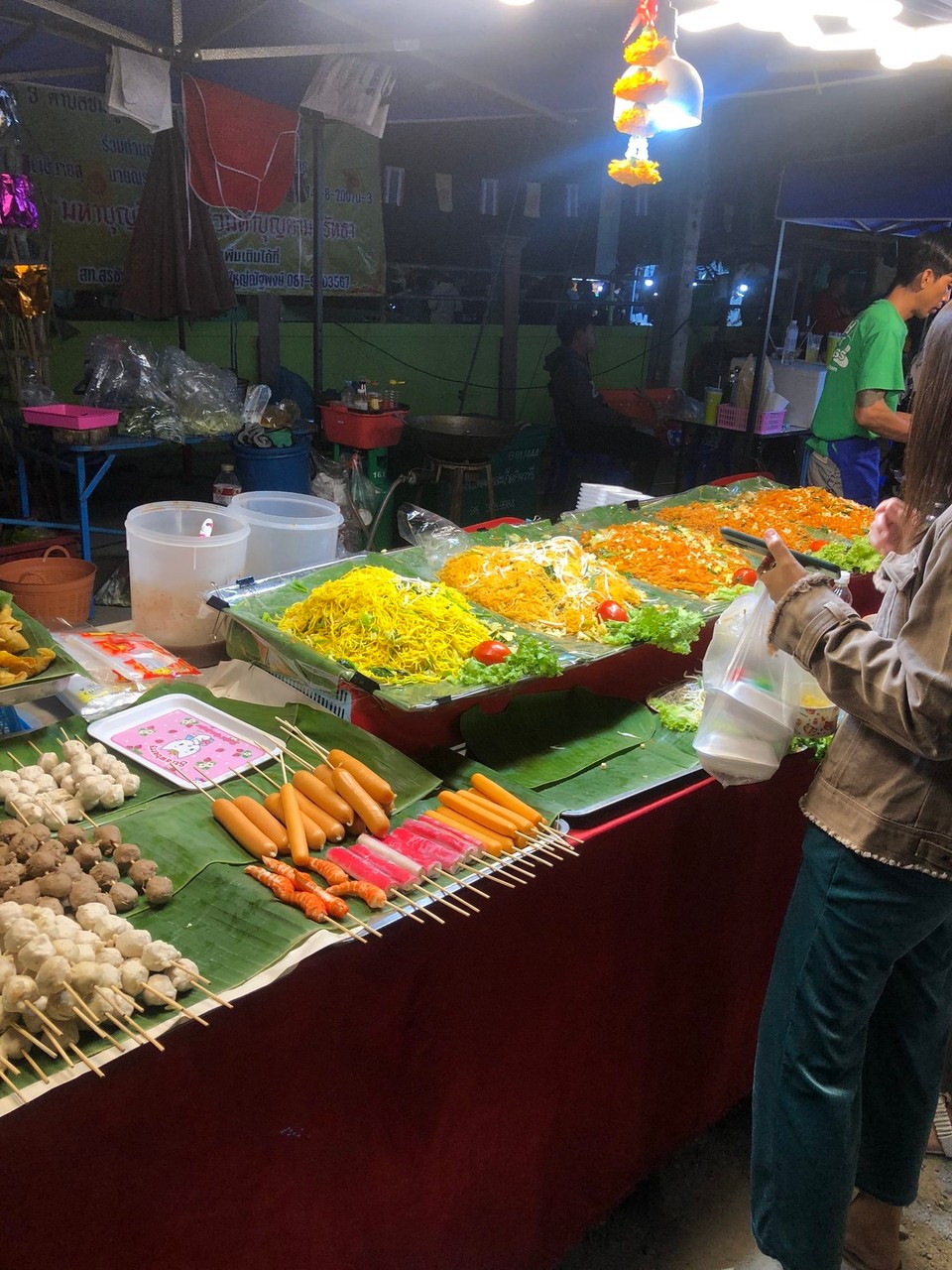Thailand - Mueang Chiang Mai - Pad Thai Varianten auf dem Markt des Dorffestes 