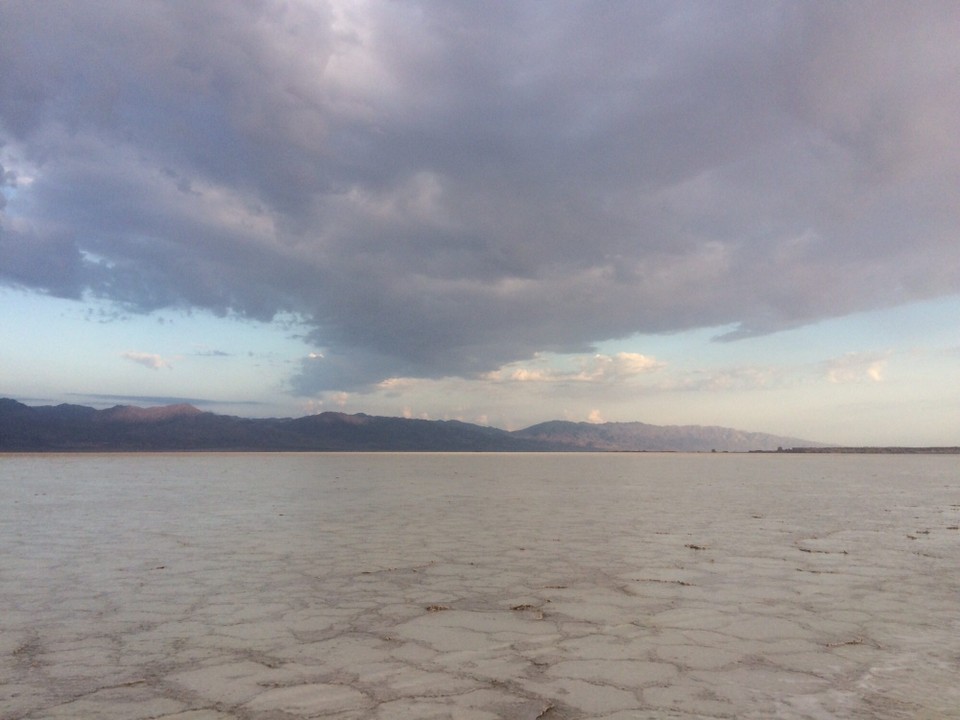 Äthiopien -  - Nach einem der seltenen Regenfälle steht Wasser auf dem Salz auf dem Weg zum Dallol (‚bunte Erde‘)