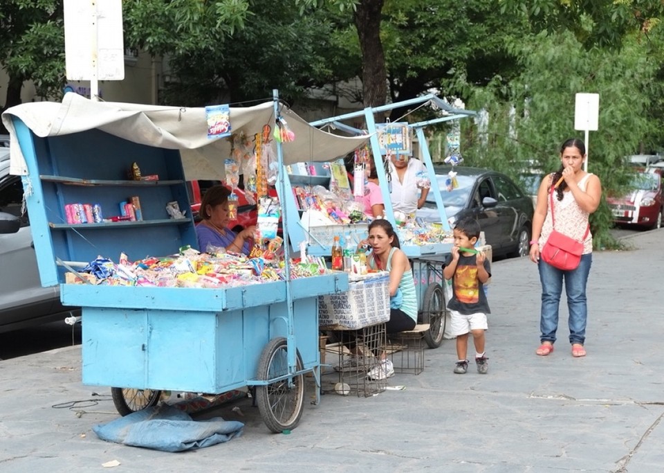 Argentinien - Salta - Sweets for the kids in front of a school