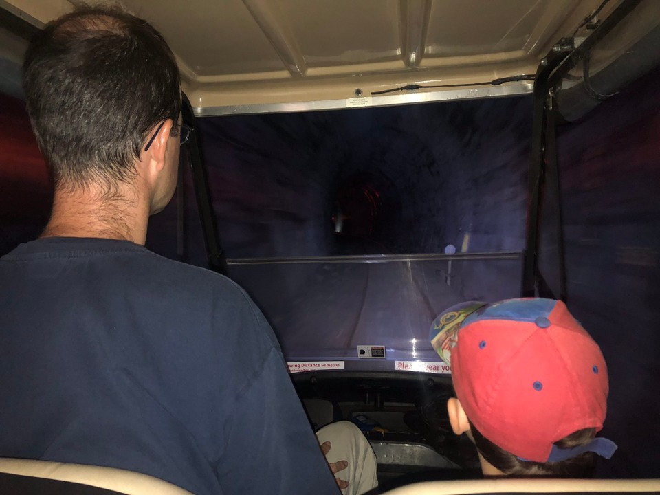 Neuseeland - Matiere - In unserem selbst gefahrenen 4er Cart geht es im Konvoi mit 7 anderen Carts durch 5 Tunnel und über Brücken 16 km bis nach Matiere. Der längste Tunnel ist 1.5km lang.