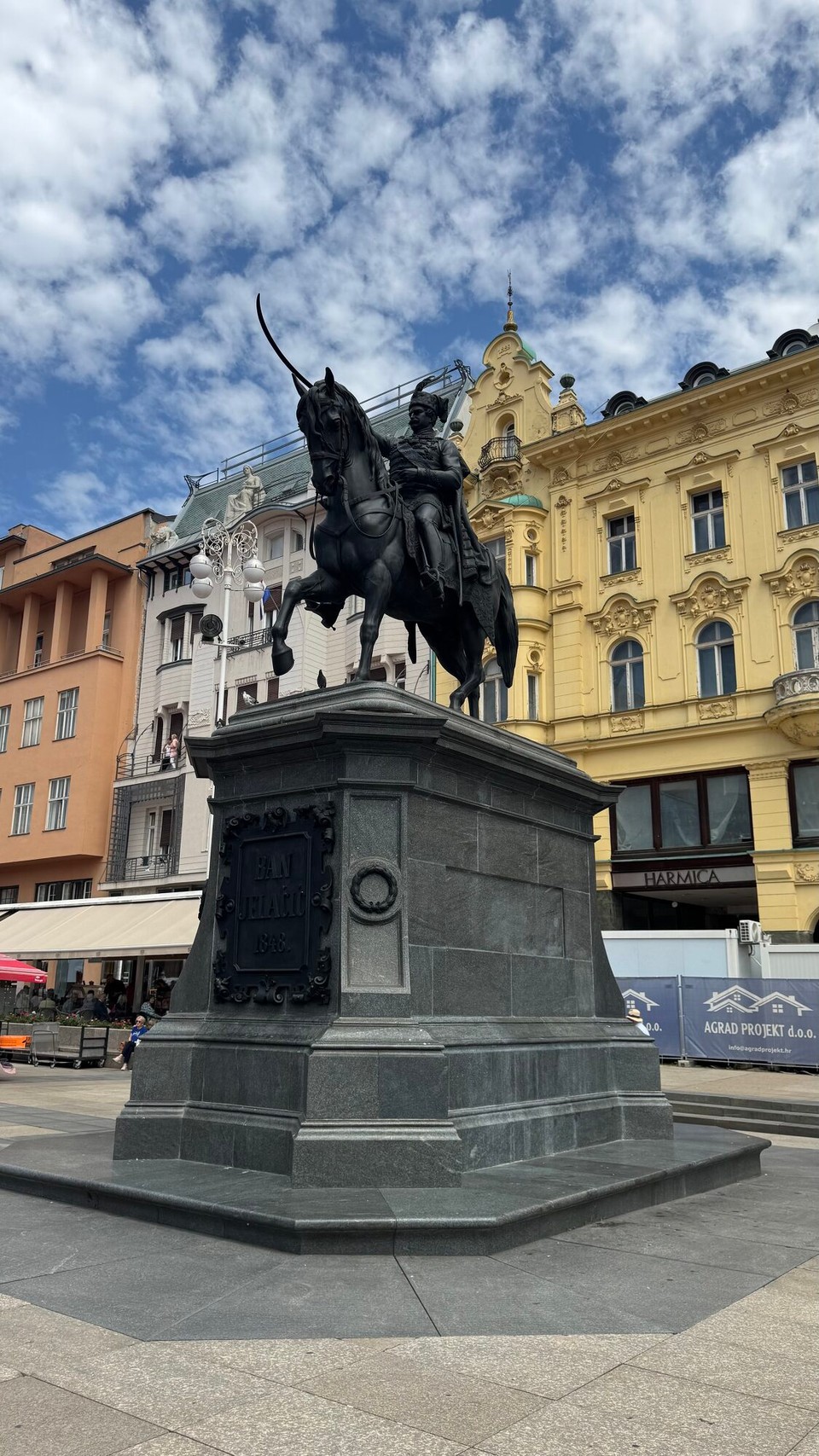 Slowenien - Ljubljana - Der zentrale Ban-Jelačić-Platz, das pulsierende Herz der Stadt. Hier war eine riesige Bühne für das Public Viewing aufgebaut. Heute spielt ja Kroatien gegen England.