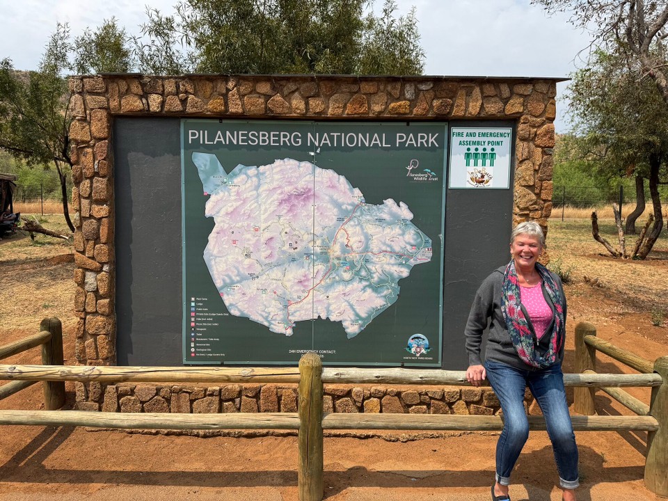Südafrika - Mogwase - Heute haben wir uns nochmals für eine ganztägige Tour durch den Pilanesberg National Park entschieden.
Wer sich über unsere Kleiderordnung wundert, morgens sind hier nur 15 und Tagsüber 26 Grad. Hier in Südafrika ist es deutlich kühler.