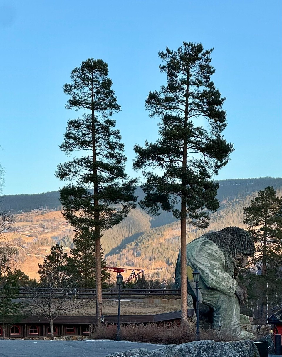 Norwegen - Fåberg - Riese … leider nur von Weitem, da der Park geschlossen ist. 