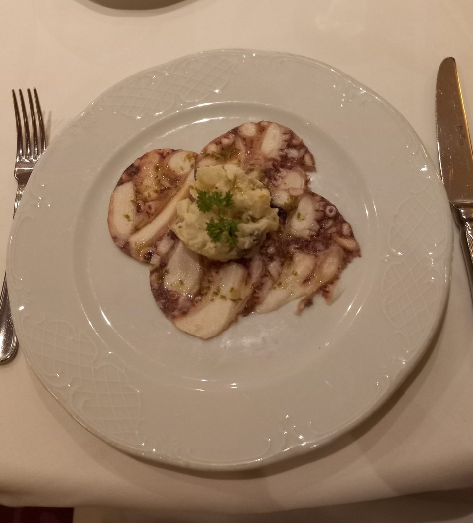 unbekannt - unbekannt - Gedämpftes Octopus-Carpaccio mit Kartoffeln-Kapernsalat und Basilkumöl.