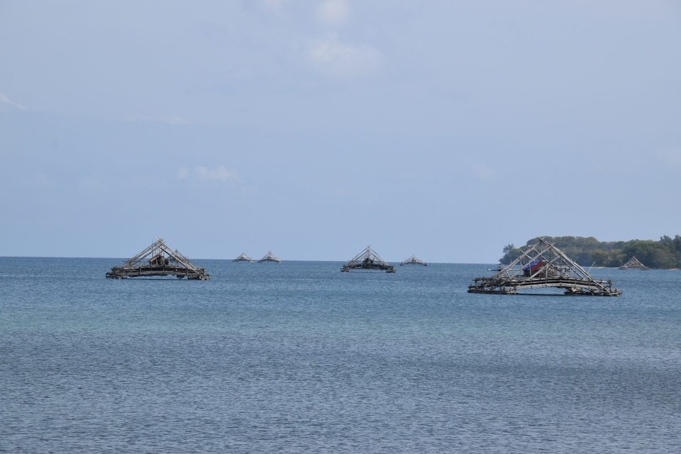 Indonesien - Kabupaten Lombok Barat - Heute ging es früh um 8:00 Uhr los in den Südosten.
Hier soll es „geheime“ Inseln geben, die kaum von Touristen besucht werden.
Das liegt daran dass es hier kaum Hotels gibt.