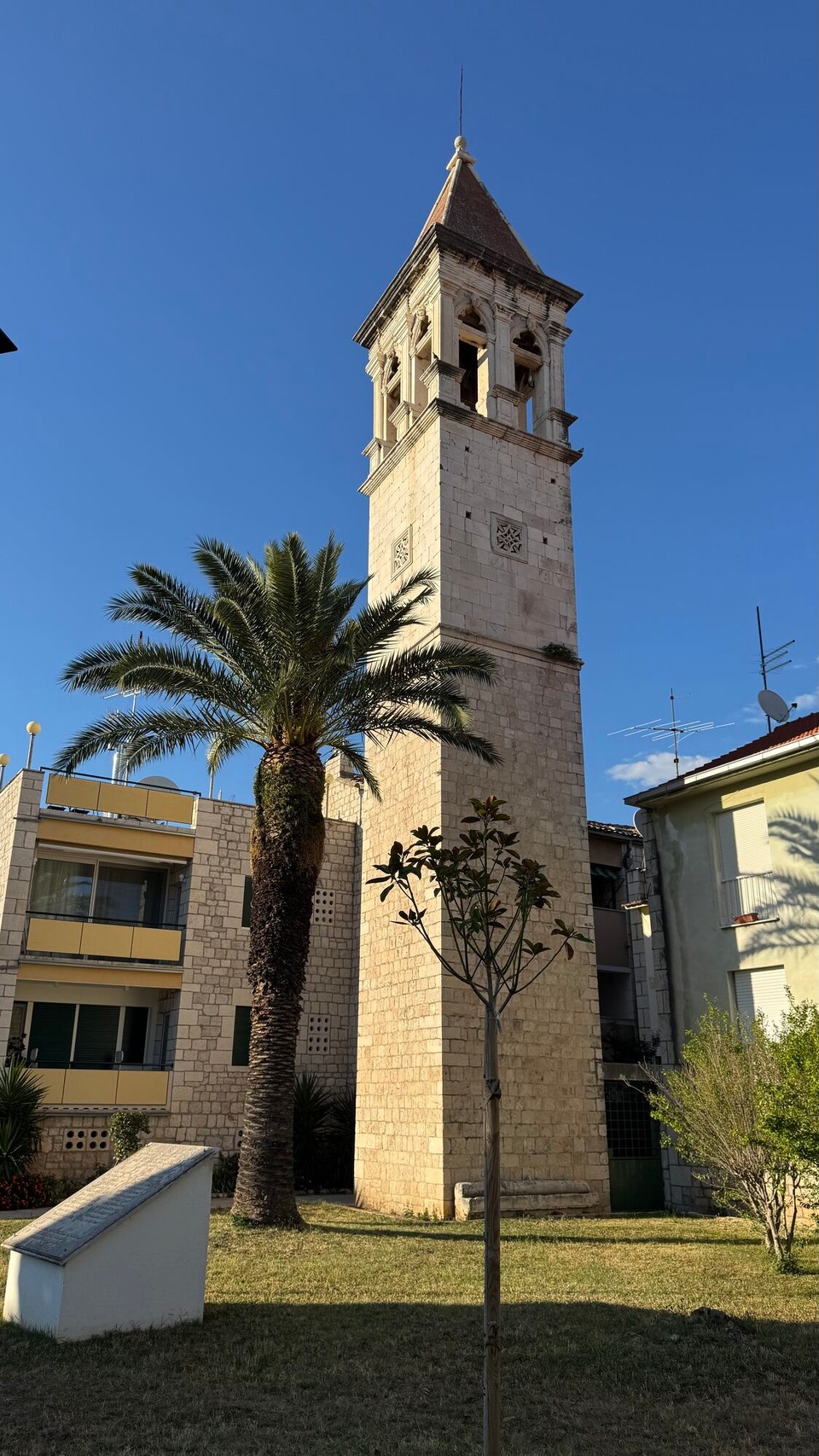 Kroatien - Trogir - St. Michael's Church bell Tower ist das Überbleibsel des Benediktiner Klosters aus dem 16 Jh.