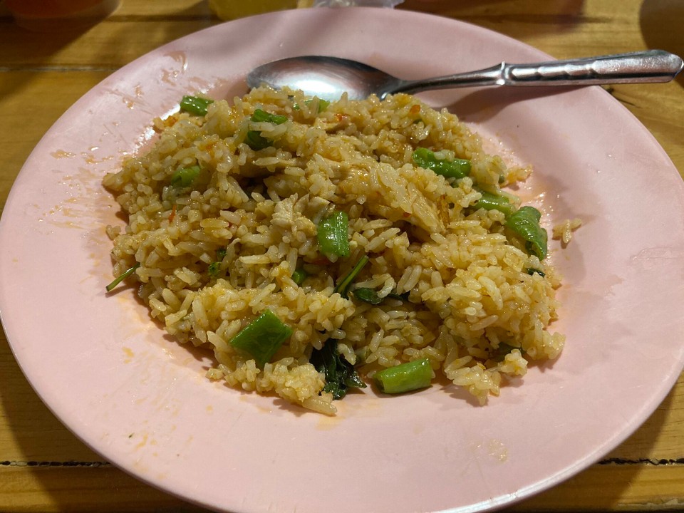 Thailand - Bangkok - Red Curry Stir Fried Rice with Chicken - irgendwie nicht so richtig rot 🤔