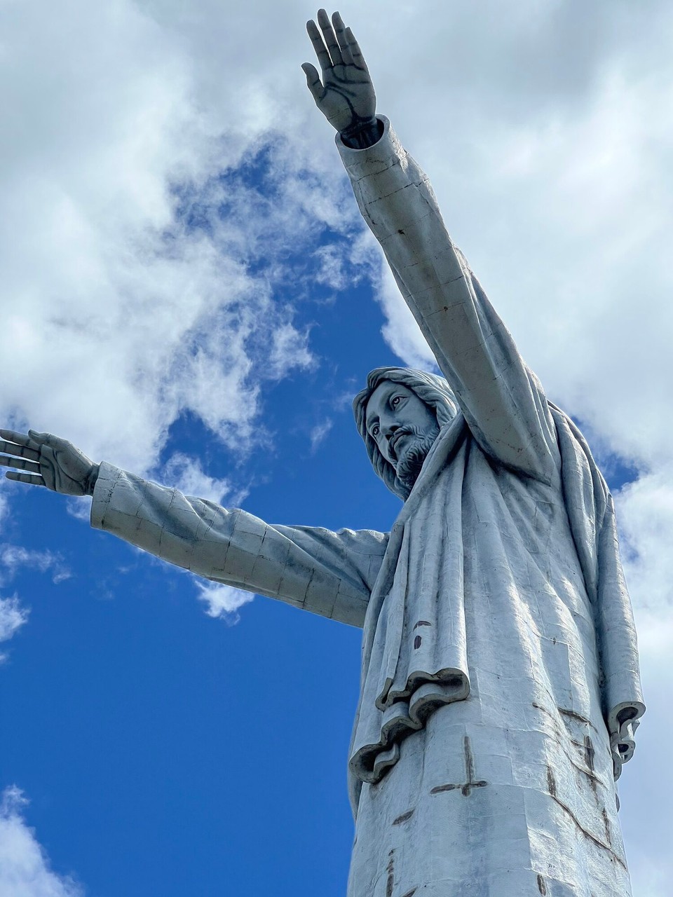 Indonesien - North Toraja Regency - Segnend und beschützend breitet der Heiland, hier oben die Hände über den Ort Makale aus.