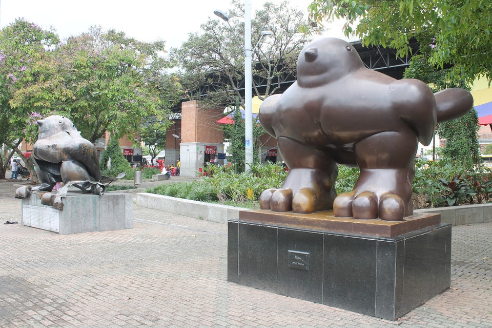 Kolumbien - Medellín - Denkmal - Eine zerstörte Boterofigur (nach einem Bombenangriff) als Denkmal, aber daneben eine neue und identische Figur als Symbol fürs Neue