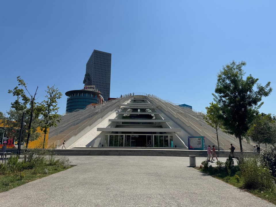 Albanien - Tirana - Pyramide von Tirana: Ein markantes Bauwerk, das ursprünglich als Museum für den kommunistischen Diktator Enver Hoxha gedacht war, heute aber als Kulturzentrum dient.