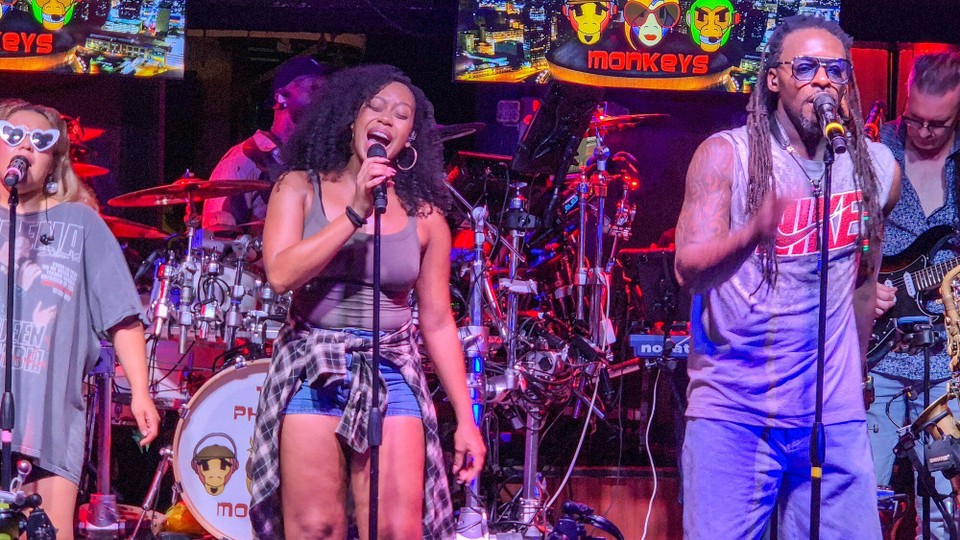 USA - New Orleans - Wenn Sandy nicht auf der Bühne steht, tanzt sie im Publikum mit.