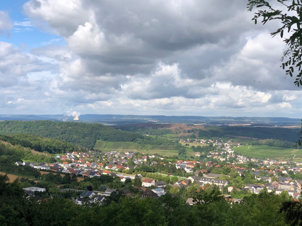 Deutschland - Palzem - Im Bild hinten ist das Atomkraftwerk Cuttenom (Frankreich)
In der Mitte rechts liegt Schengen (Luxemburg)
Vorne ist Perl zu sehen (Deutschland)