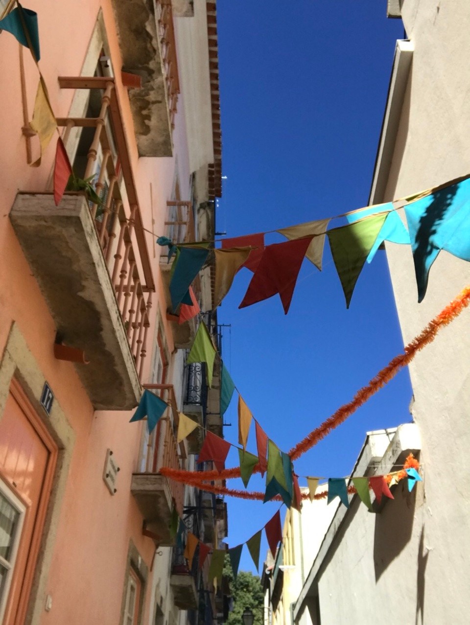 Portugal - Lisbon - Schön verzierti Gässli