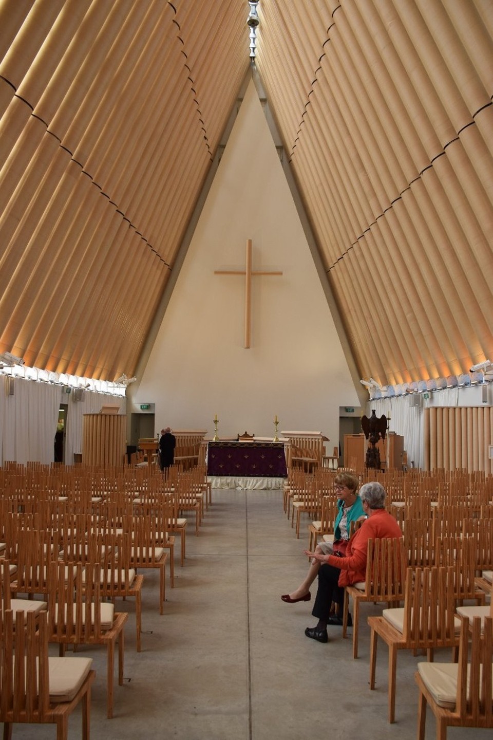 Neuseeland - Christchurch - Die "Cardboard Cathedral" besteht aus Kartonröhren, die das Dach tragen