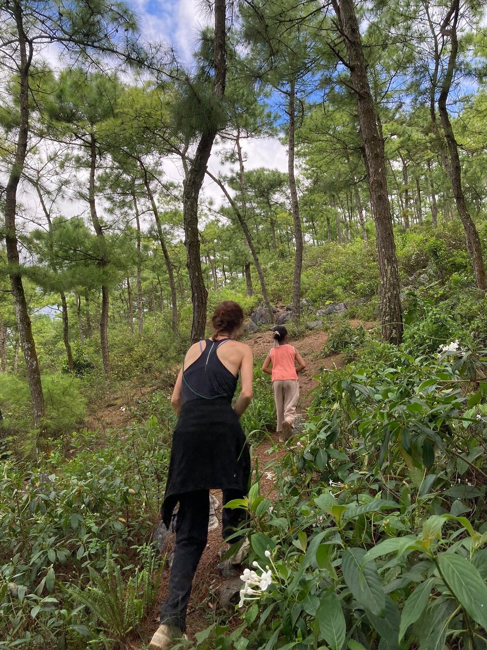 Vietnam - Meo Vac - Ein kleines Mädchen führt uns zum „death sinkhole“
