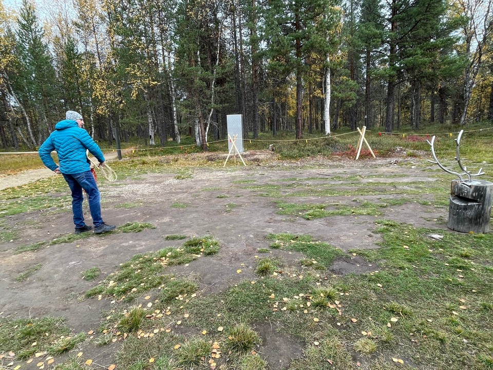 Finnland - Ivalo - Marcus versucht sich im Lasso werfen (beim 3. Versuch hatte er das ‚Rentier‘ am Seil 