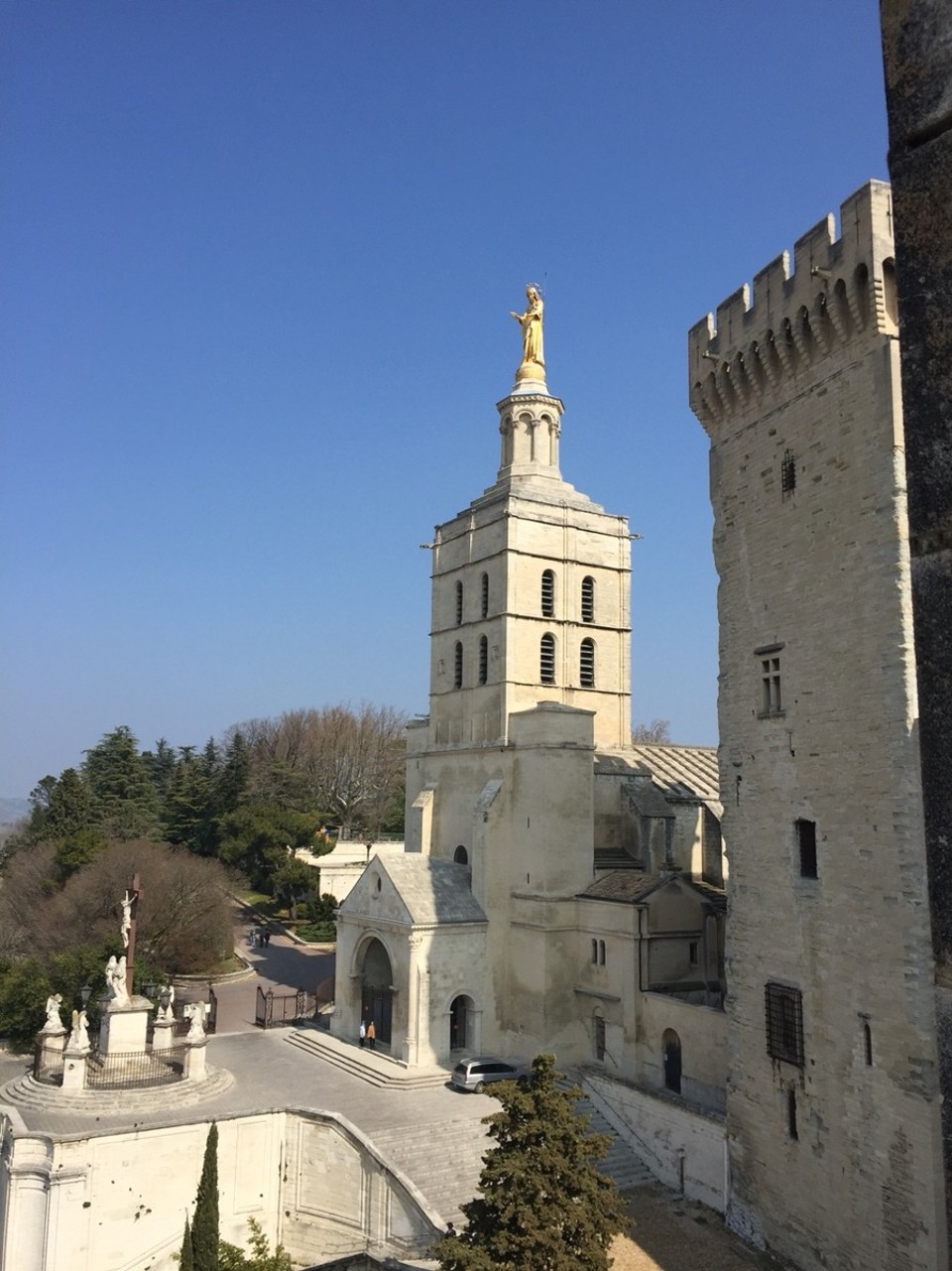 Frankreich - Avignon - Die goldene Statue der Jungfrau Maria auf dem Turm der romanischen Cathédral Notre Dame. Sie wiegt 4,5 Tonnen!