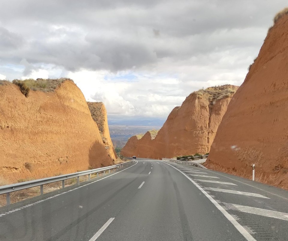Spanien - Guadix - und dann fährt man durch zerschnittene Berge