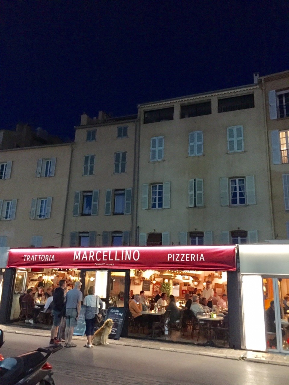 Frankreich - Saint-Tropez - Am berühmten Hafen. Moules und Frites waren lecker, die Pizzas weniger!  Übrigens je näher das Lokal an den riesigen Luxusjachten ist. desto teurer (besser?) sind die Gerichte!
