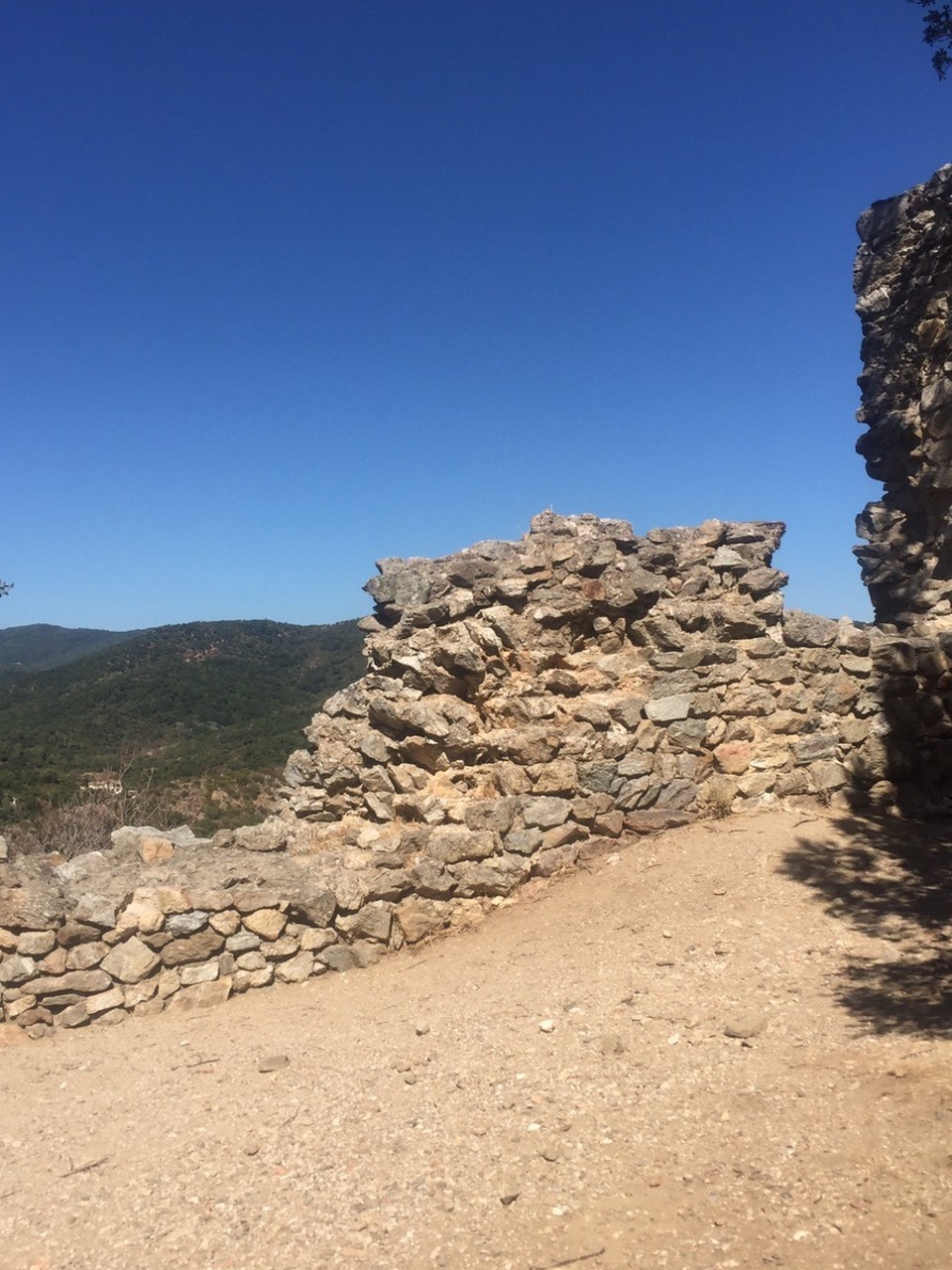  - Frankreich, Grimaud, Das Dorf auf dem Berg - ...echt altes Gemäuer!