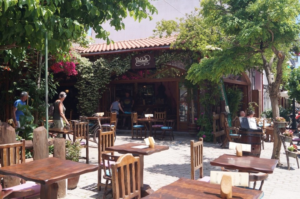 Griechenland - Skiathos - Schicke Bar für's Nachtleben. Mit Bibliothek in drinnen, wenns langweilig werden sollte.