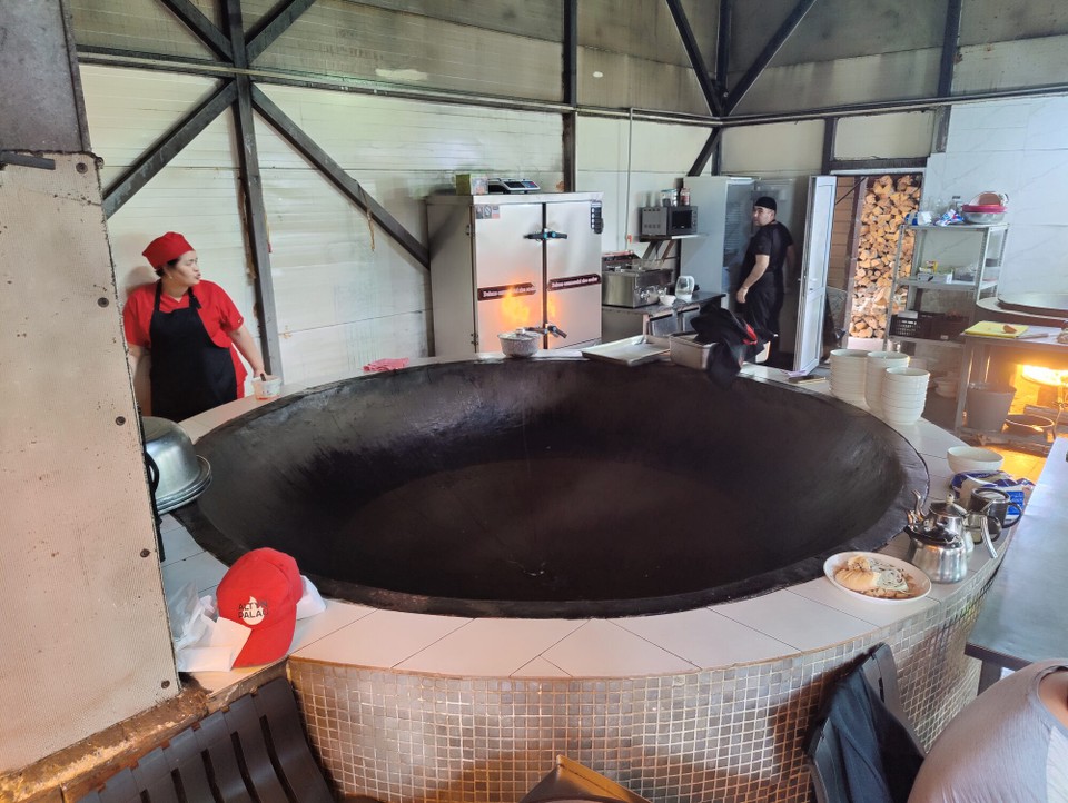 Kasachstan - Abai - Der 2 Tonnen große Kazan. Größte Kazan in Astana wenn nicht in ganz Kazakhstan 