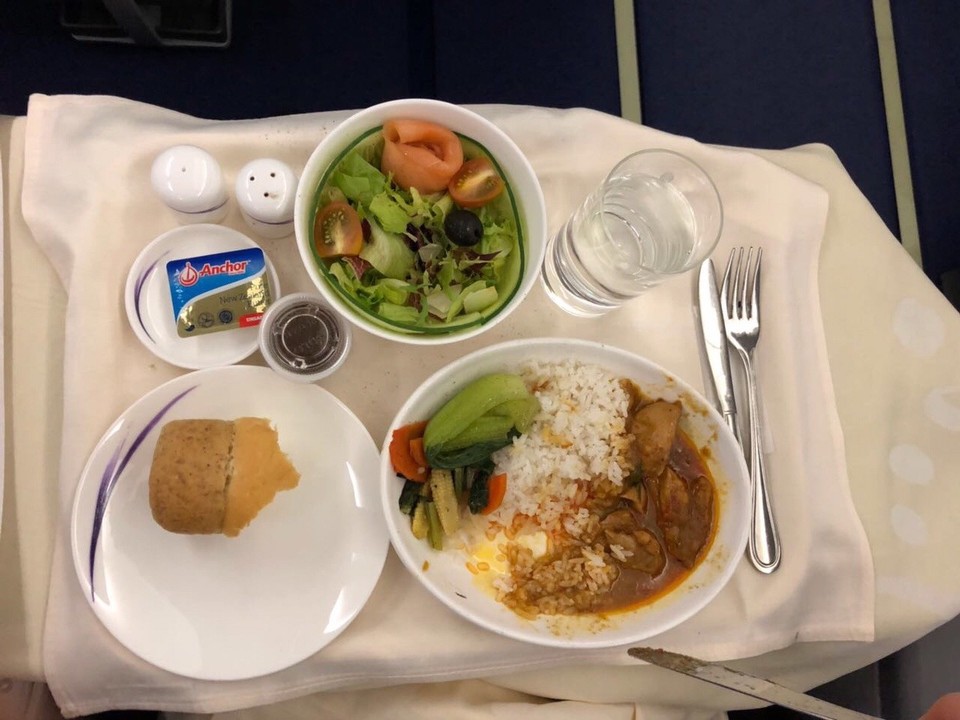 Taiwan - Dayuan - Pauls Abendessen im Flieger - Reis mit Huhn und Gemüse, zur Vorspeise ein grüner Salat mit Lachs und ein (weiches) Brötchen mit Butter. Zum Nachtisch gab es Obst und Eis, getrunken haben wir einen Weißwein aus Deutschland :)