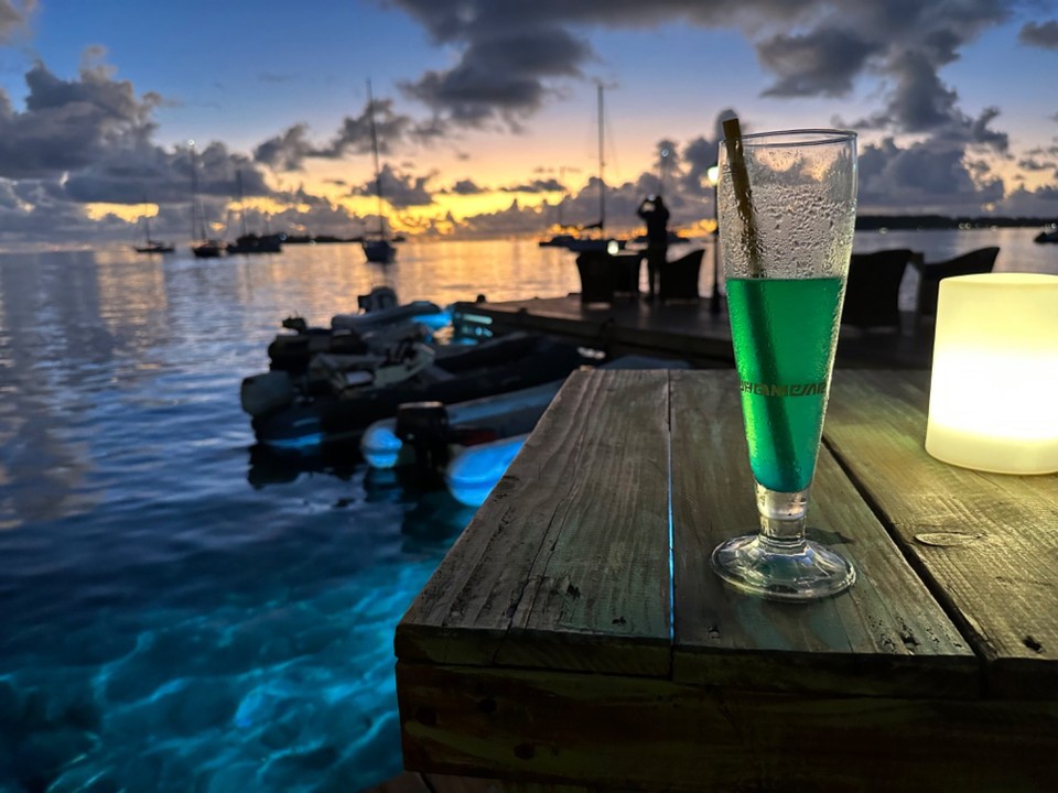 Französisch-Polynesien - Bora-Bora - Yachtclub Creation  nennt dich fight me to bora Bora - Vodka, blucuracao ,,, Limite …?