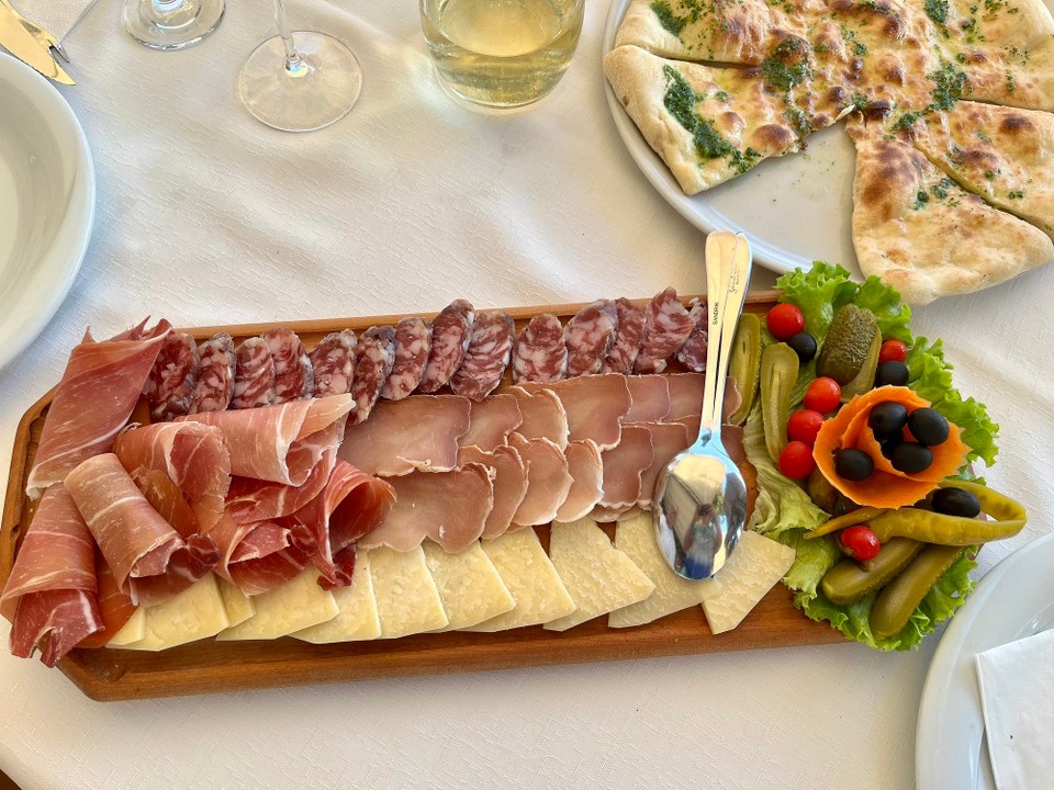Kroatien - Motovun - Istrischen Platte mit Pizzabrot