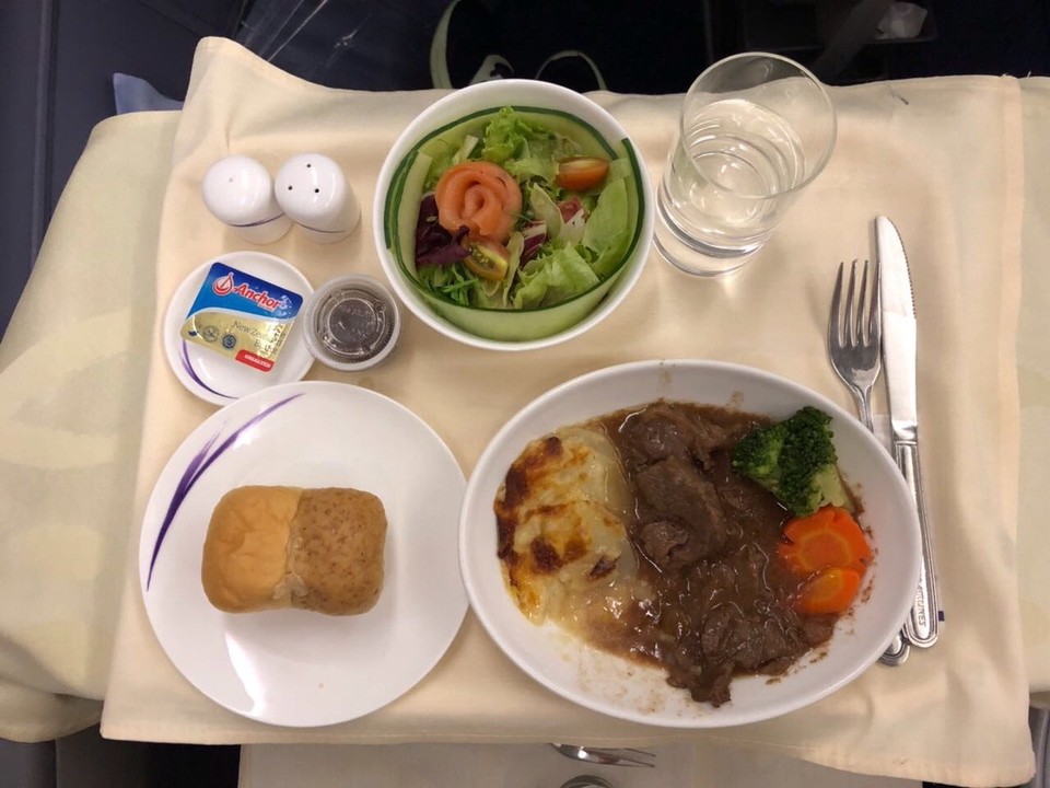 Taiwan - Dayuan - Kathas Abendessen im Flieger - Rind mit Gemüse und Kartoffelgratin