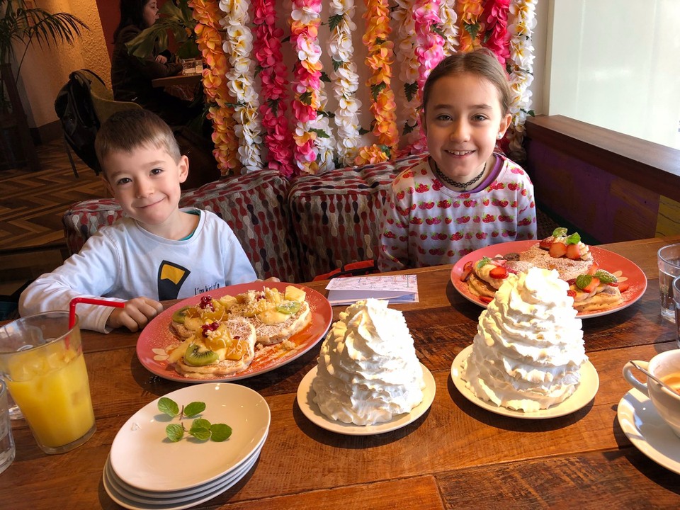 Japan - Taito-Ku - Zum Frühstück gibt es Pancakes.
Irgendwie gab es da ein Missverständnis: wir haben OHNE Rahm bestellt.