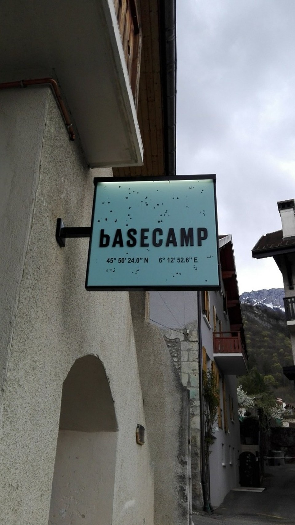 Frankreich - Sévrier - Zwischenstopp auf der Seeumrundung - sehr cooler Laden in Talloires. Bike rental & Café in einem.