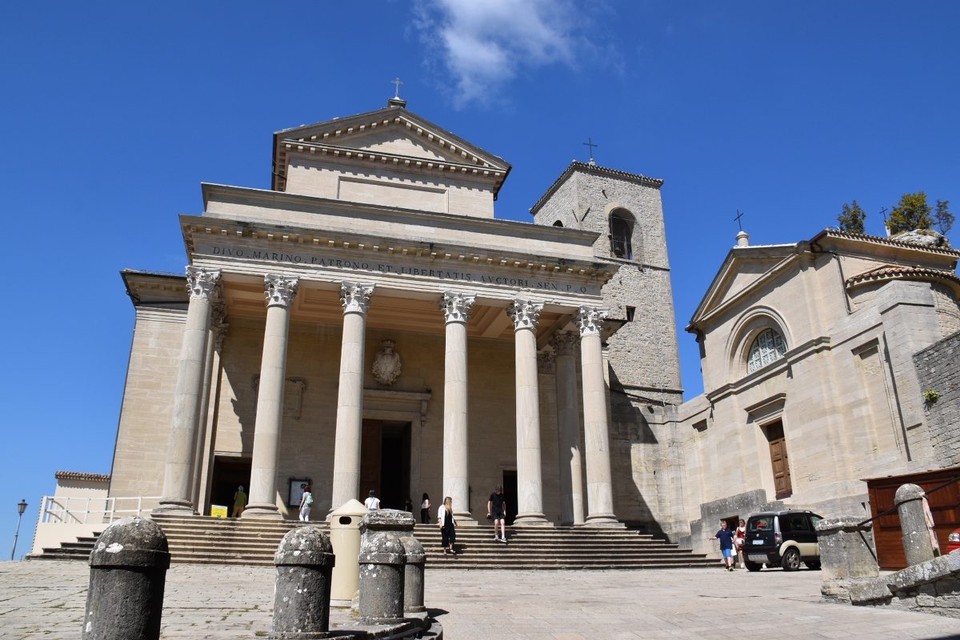 Italien - Rimini - San Marinos wichtigste Kirche ist die gleichnamige Basilika San Marino. Sie wurde im 19. Jahrhundert im klassizistischen Stil erbaut und ist definitiv eine der imposantesten Sehenswürdigkeiten des Landes.