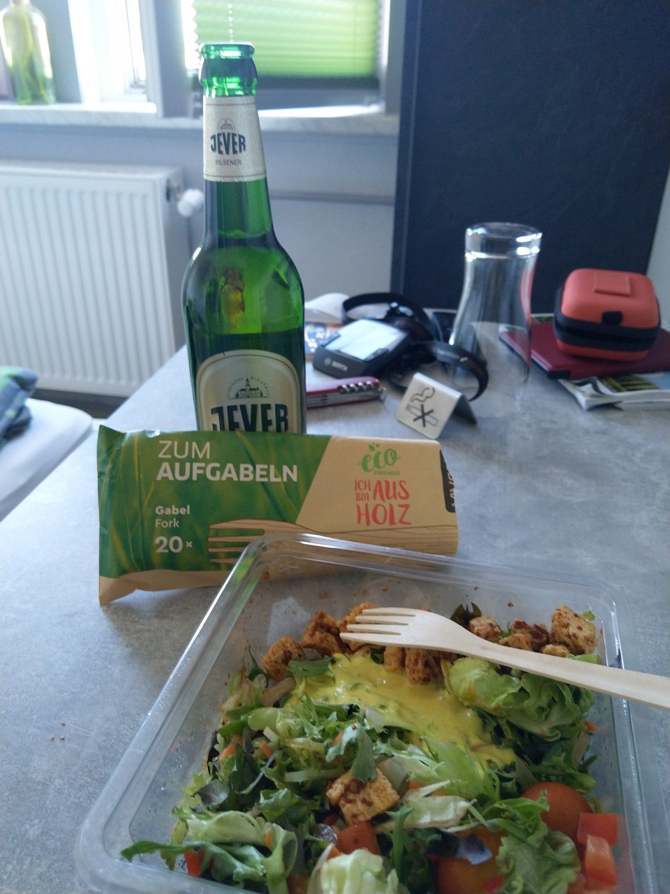 Deutschland - Boizenburg/Elbe - Nachtrag: Nachdem ich zum Abendessen weder zu Benno's Bistro noch zum Asia Familienbuffet wollte, war ich vorhin bei Rewe und bin jetzt stolze Besitzerin von 20 Bambusgabeln. Es ist nämlich total egal, dass ich kein Reisebesteck dabei habe!