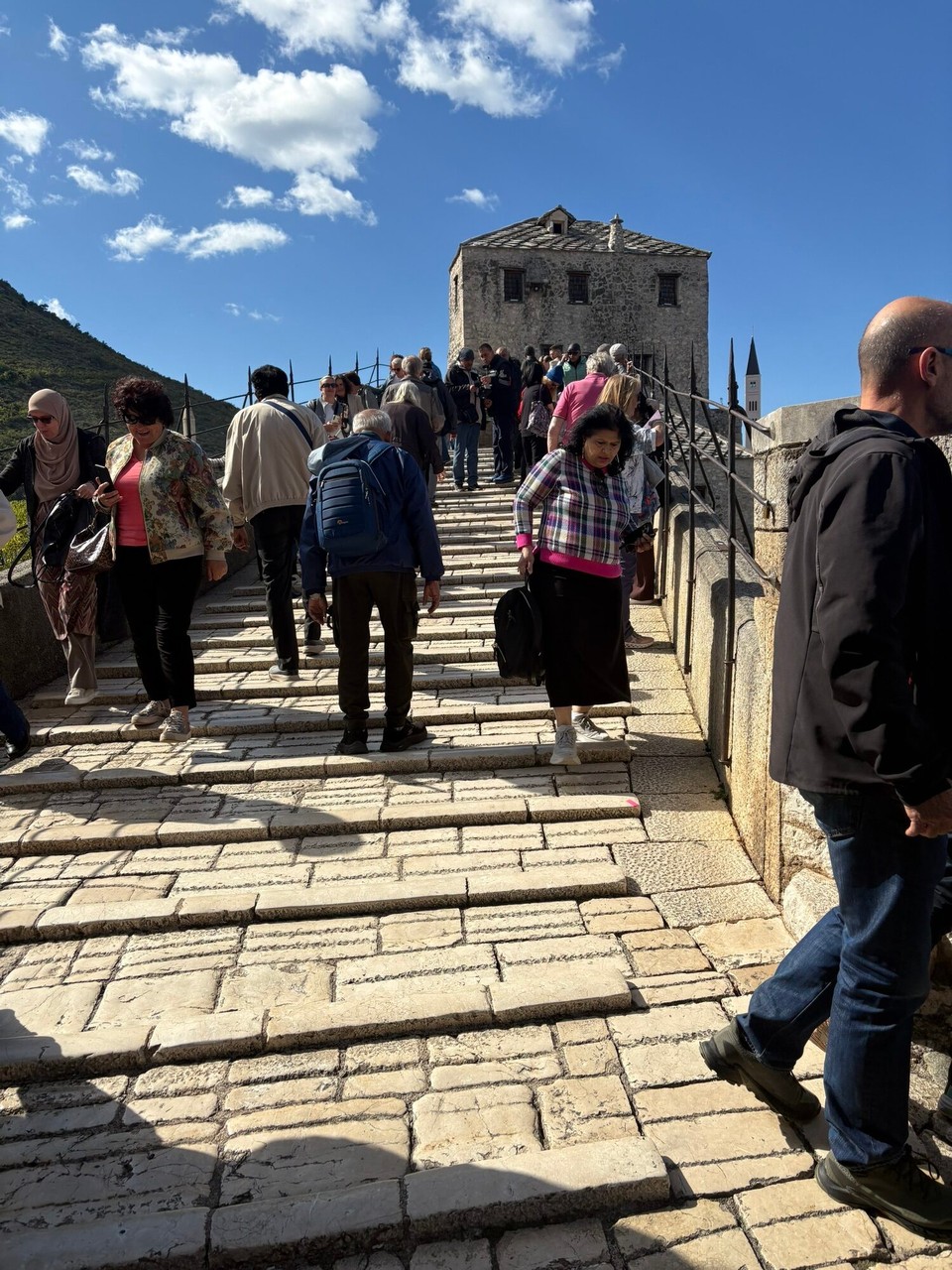Bosnien und Herzegowina - Konjic - Wir sind nicht allein auf der Brücke 