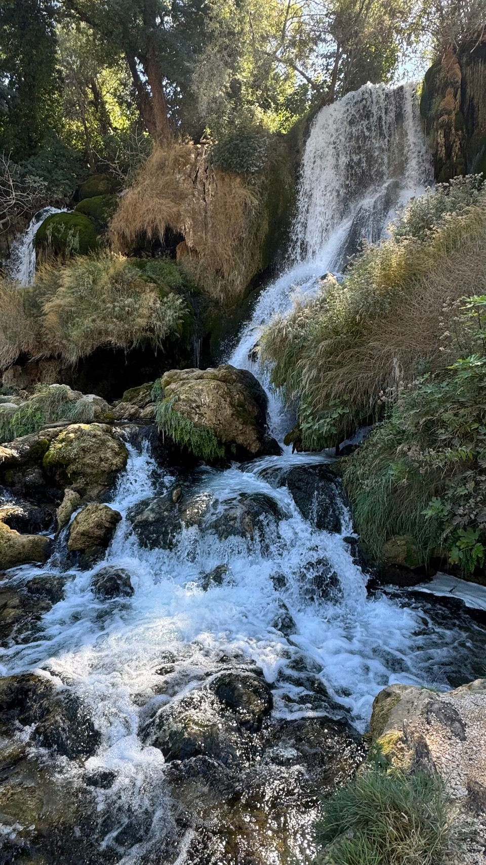 Bosnien und Herzegowina - Grad Trebinje - Wer einmal hier war, versteht, warum die Kravica-Wasserfälle eine der bekanntesten Sehenswürdigkeiten von Bosnien und Herzegowina sind –  eine grünblaue Perle in der kargen, mediterranen Landschaft.