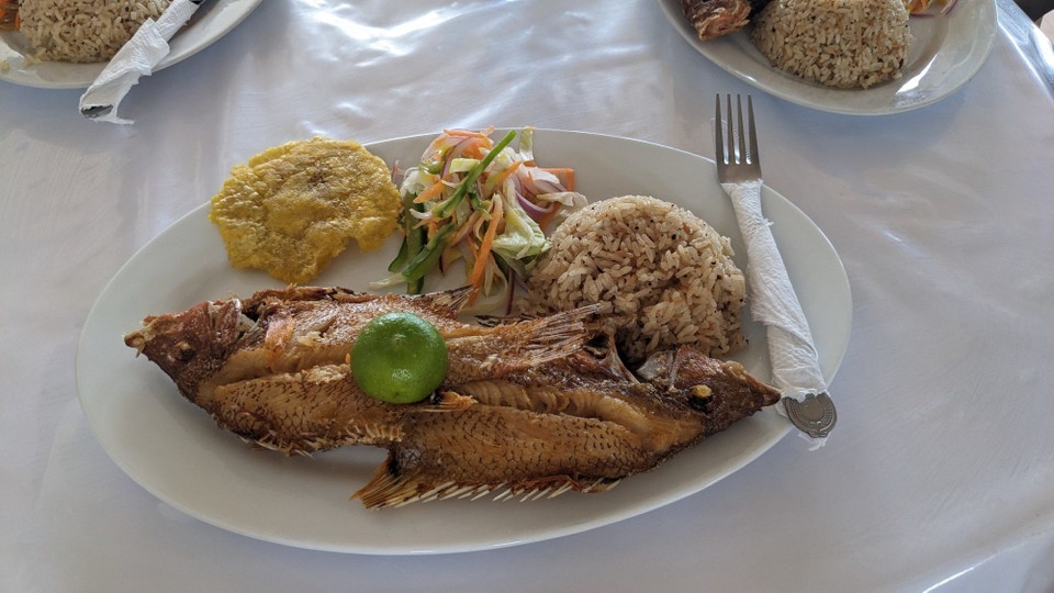 Kolumbien - The Guajira Desert - Mittagessen... Typisch kolumbianisch... Hängt mir inzwischen zum Halse raus ^^ Reis, Fisch oder Hähnchen und Patacones 