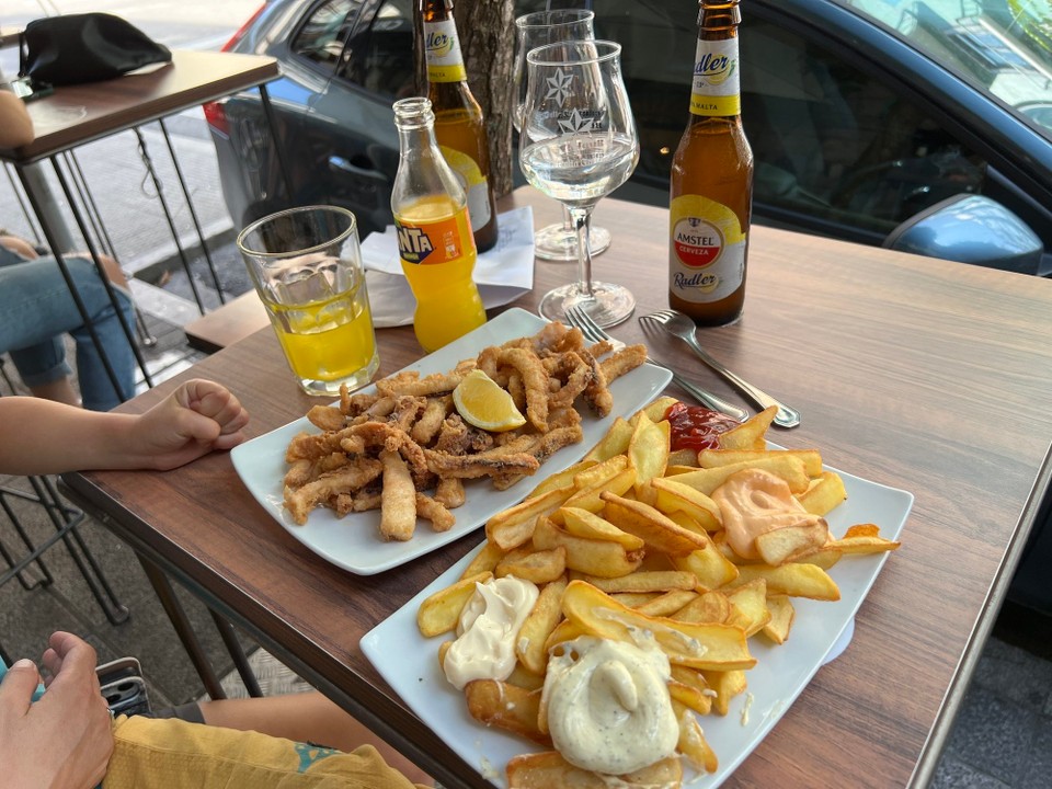 Spanien - Santander - Rabas de Calmar und Patatas con Salsas