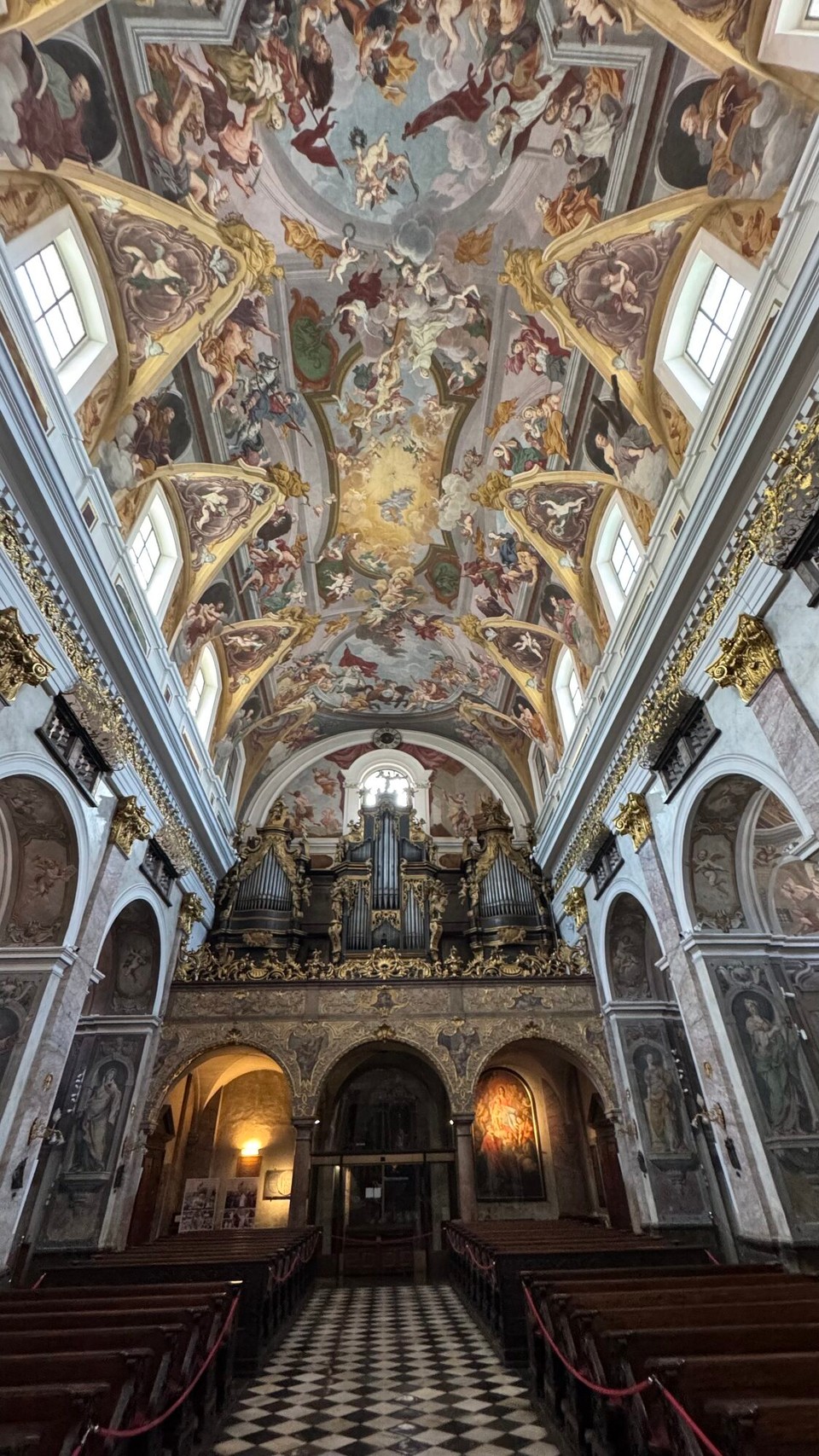Slowenien - Portorož - Im inneren der Kirche sind aufwendigen Wand- und Deckenverzierungen zu betrachten.