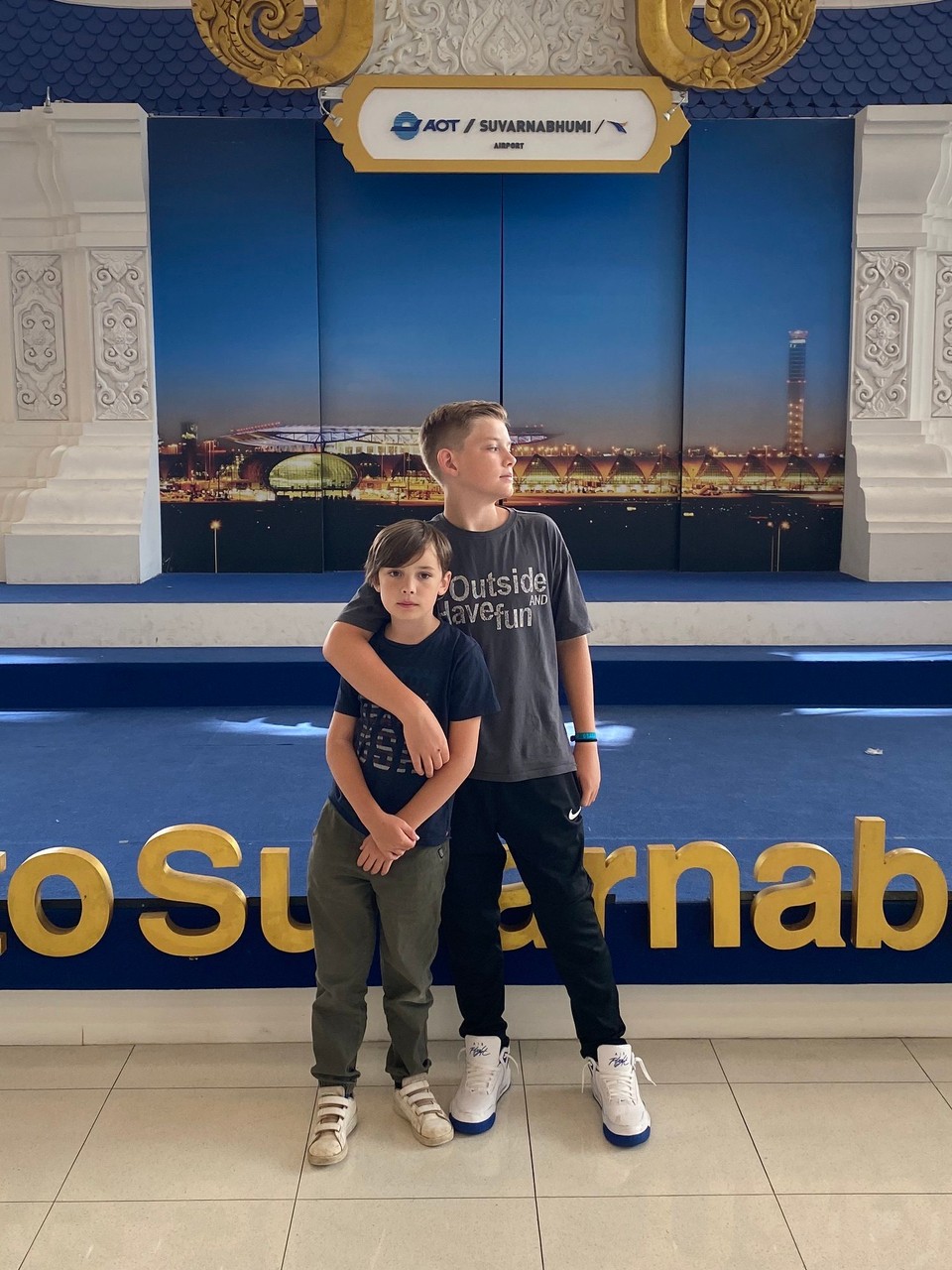 Vereinigte Arabische Emirate - Dubai - Die Landung in BKK war nicht so funny. Piet und ich haben fast eine Tüte gebraucht. Es ist so heiss hier. Wir waren etwas müde und sind erstmal ein bisschen planlos gewesen, aber dank UBER App auch diese Hürde gemeistert und direkt vom
Flughafen ins Hotel gefahren. 