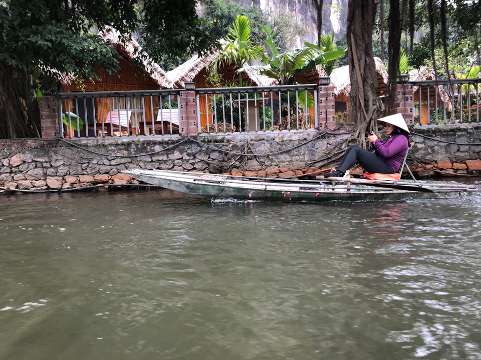 Vietnam - H. Hoa Lư - Rudern mit den Füßen ... so hat man die Hände frei 😄