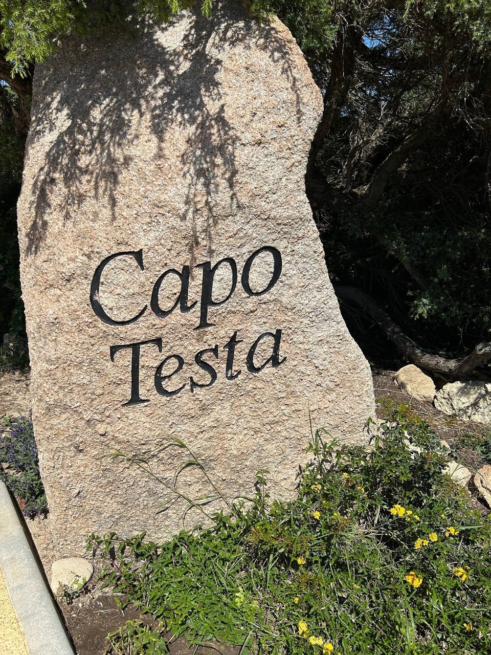 Italien - Santa Teresa Gallura - Zu voll, zu eng, keine Parkplätze, jetzt schon. Im Hochsommer möchte man hier nicht sein.

Wir fahren einmal bis zum Ende und gleich wieder zurück. 