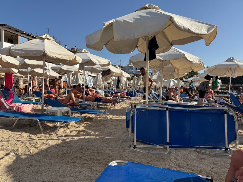 Albanien - Saranda - Ganz unten im Süden des Landes befindet sich der beliebte Ferienort Ksamil. Ksamil gehört zu den schönsten Badeorten des Landes. In der Hauptsaison und in den Ferien ist hier immer richtig was los. Hier mal ein Eindruck, als wir zum Strand kamen waren alle Liegen besetzt.