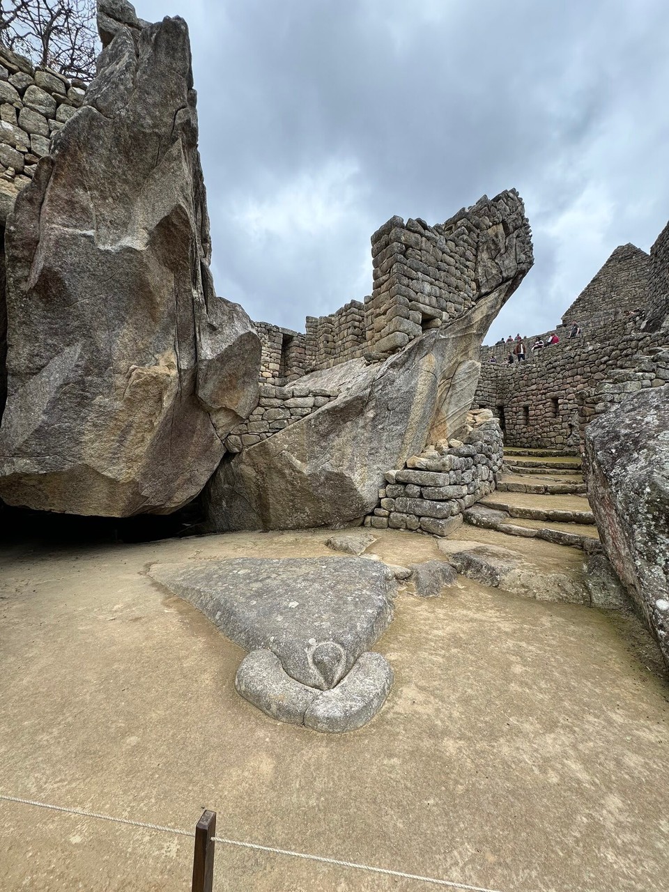 Peru - Cusco - Eine Kondor Nachbildung. Wieder wurde ein vorhandener Stein für die Bebauung  genutzt.