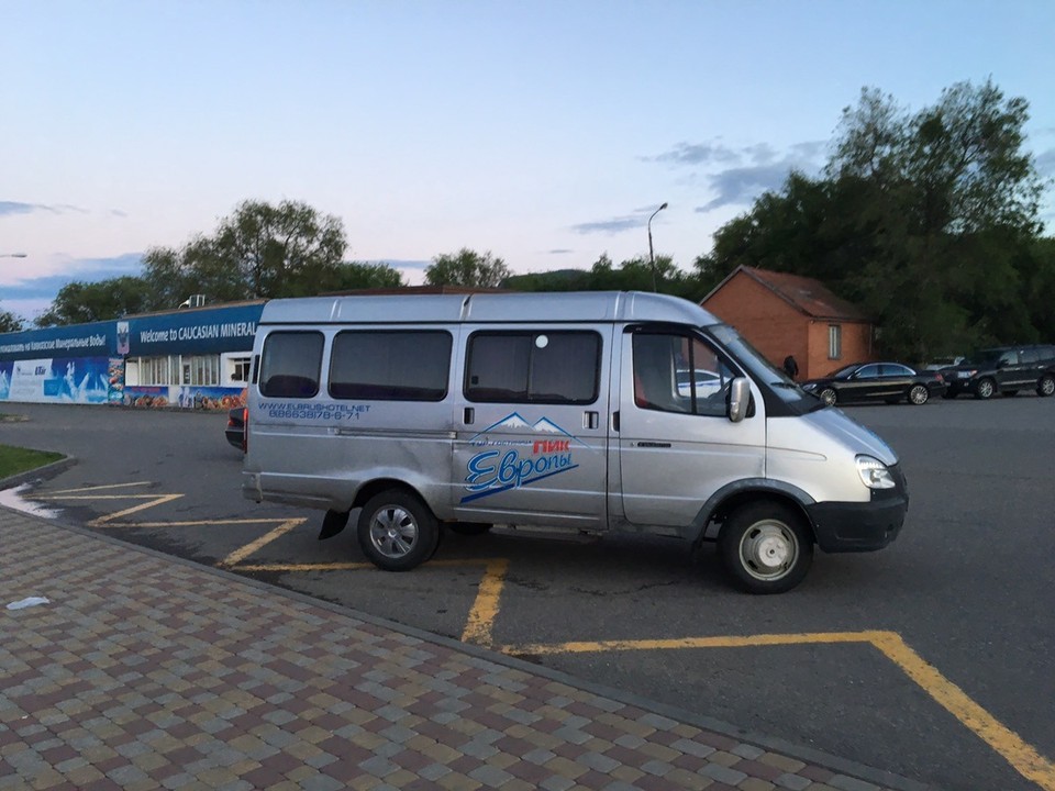 Russland -  - Unser Shuttle zum Hotel. Der Fahrer Malik ist sehr nett und erzählt uns interessante Sachen. Zum Beispiel dass es gestern so viel geschneit hat, dass nicht mal die Raupe fahren konnte. Okay. Wir fühlen uns direkt gleich besser.