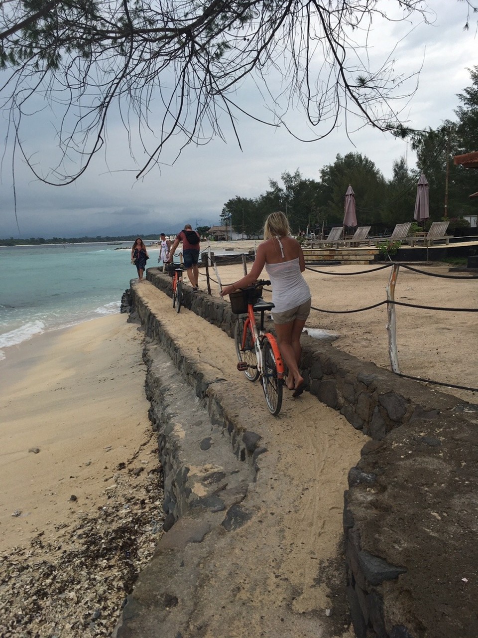 Indonesien - Lombok Utara - ...und auf schmalen Pfaden...